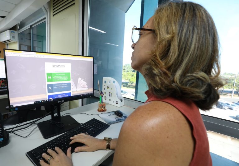 Governo lança serviço online para que famílias verifiquem se podem receber o ‘Bolsa Presença’