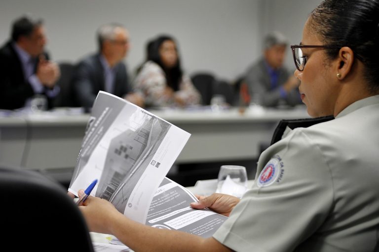 Polícia localiza 30 alunos autores de fake news e com armas em escolas