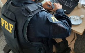 PRF apreende 96 comprimidos de anfetaminas durante fiscalização a veículos de carga em Jequié (BA)
