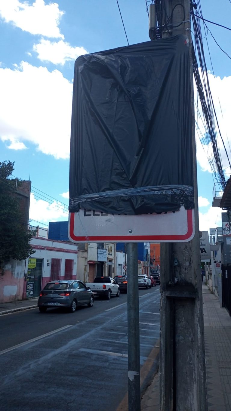 Placas sinalizando presença de radares estão cobertas em Vitória da Conquista