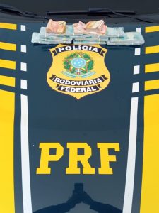 Passageira é presa em Vitória da Conquista com R$ 100 mil fixado ao corpo