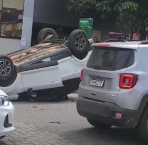 Carro capota na Vivaldo Mendes em Vitória da Conquista