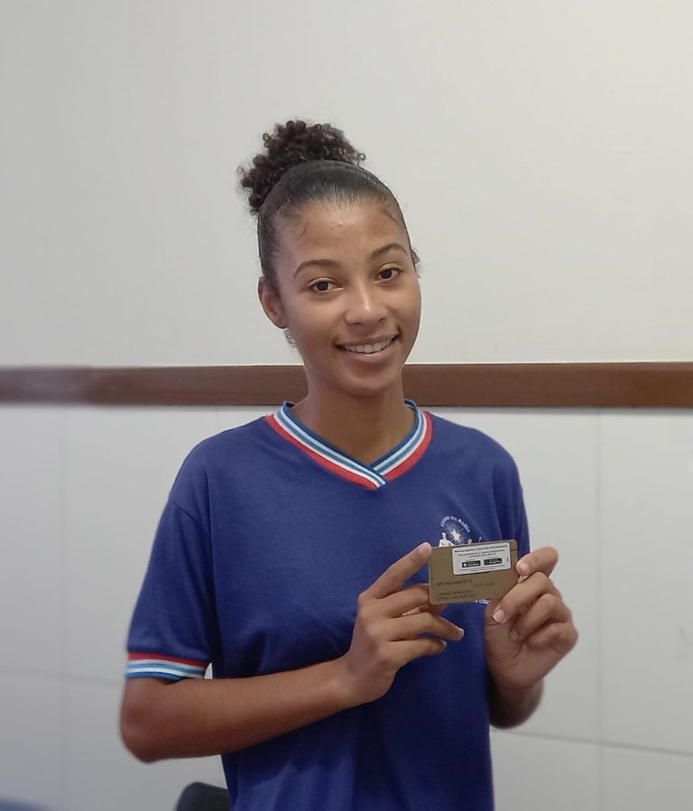 Governo do Estado entrega cartões do Programa Bolsa Presença para as famílias dos novos alunos da rede estadual de ensino