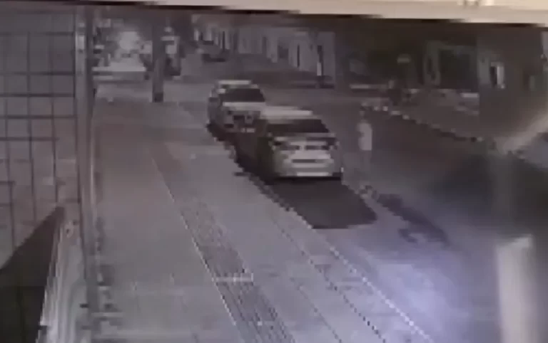 Suspeito de atear fogo no carro da ex-companheira após briga é preso na BA; crime foi flagrado por imagens de câmera de segurança