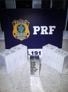 PRF apreende celulares importados e cosméticos em ônibus na BR 116 em Vitória da Conquista (BA)