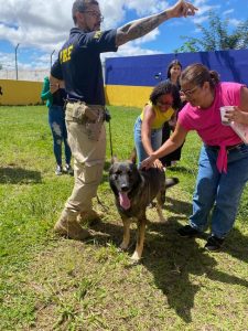 Estudantes de Psicologia visitam PRF de Vitória da Conquista para observação comportamental dos operadores caninos