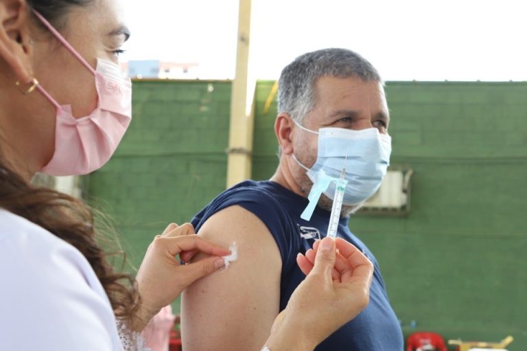 Vacinação monovalente e bivalente contra a Covid-19 prossegue em Vitória da Conquista. Confira programação