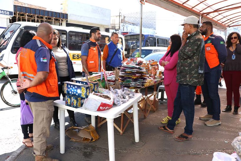 Prefeitura realiza ação educativa com vendedores de fogos de artifício
