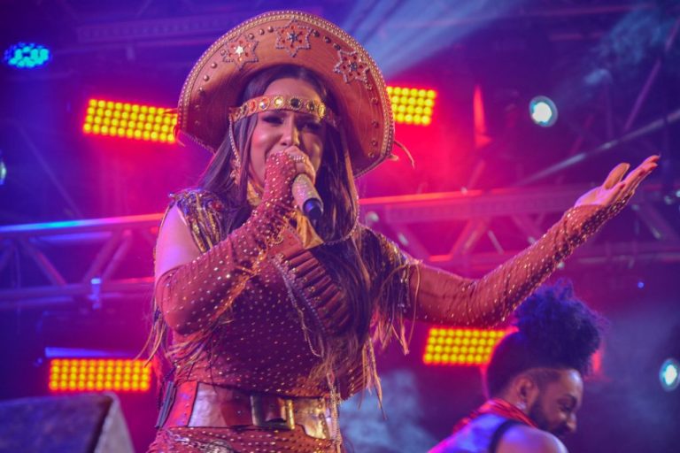 Robertinha se apresenta no palco do Centro Cultural Glauber Rocha