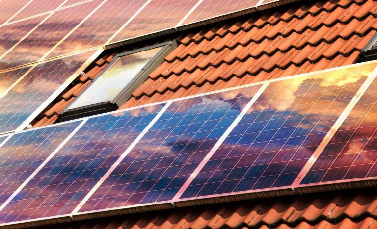 Geração própria de energia solar ultrapassa 2 milhões de instalações em telhados e pequenos terrenos no País