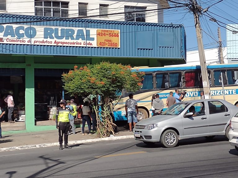 Ônibus perde freio e invade loja em Vitória da Conquista