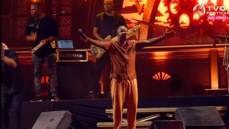 Energia Surreal: Thiaguinho abre a noite do último dia do FIB 2023 com o Parque de Exposições lotado