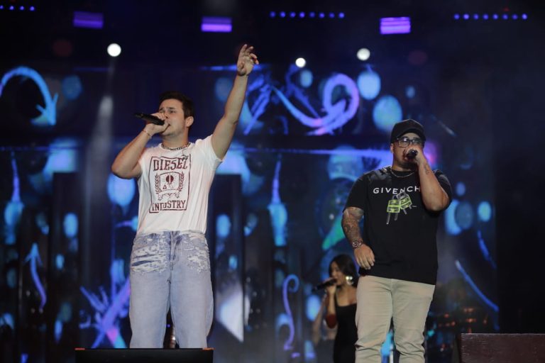 Atração surpresa do FIB, dupla Matheus & Kauan faz show repleto de hits em Vitória da Conquista