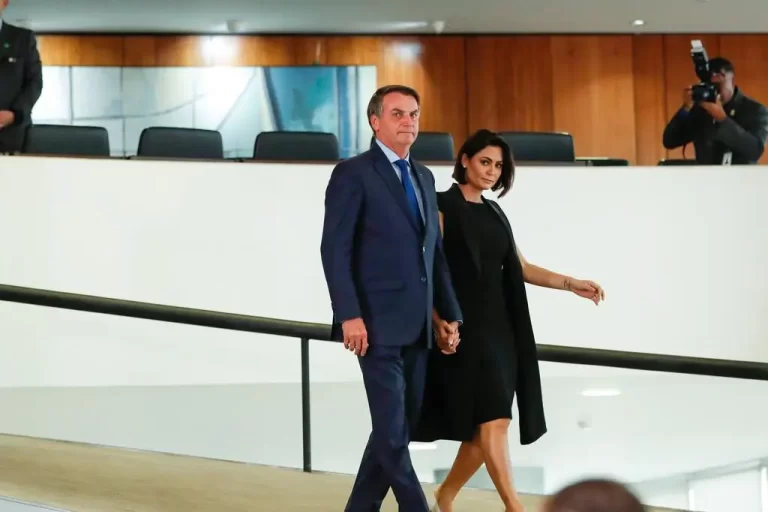 PF intima Bolsonaro, Michelle, Wassef, Cid e outros para depoimento simultâneo