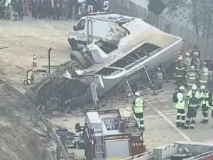 Ônibus com torcedores do Corinthians perde freio e deixa 7 mortos