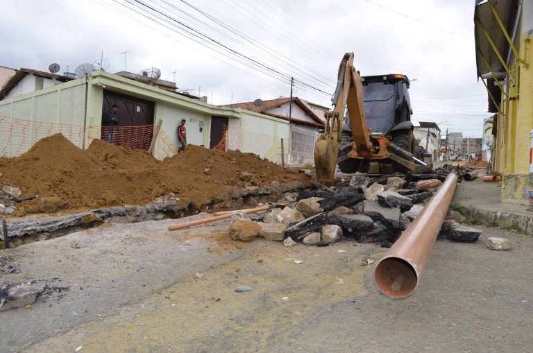 Embasa recupera rede de esgoto no Alto Maron, em Vitória da Conquista