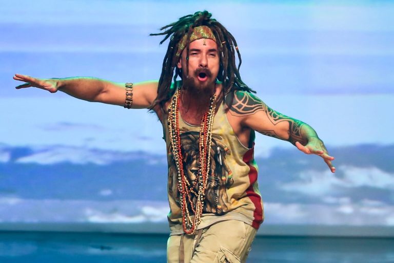 Marco Luque traz show de humor ‘Dilatados’ pela primeira vez em Vitória da Conquista.