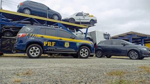 Poções, BA: Polícia encontra carro roubado no compartimento de carga de caminhão cegonha