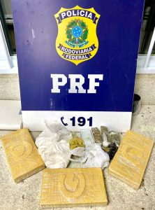 PRF apreende quase 5 kg de drogas na lixeira do banheiro de um ônibus em Vitória da Conquista