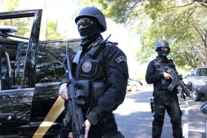 Vídeo: Ônibus e carros da PF são vistos chegando em Salvador após morte de policial federal