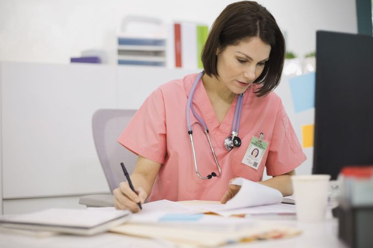 Piso da enfermagem entra em vigor para o setor privado em todo o país