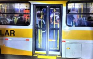 PRF flagra adolescentes viajando em pé em ônibus escolar no sul da Bahia