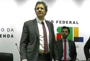 ‘Querida, vai fazer o seu trabalho’,  Haddad  se irrita em coletiva sobre meta