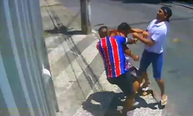 Vídeo: Torcedor do Vitória é espancado e tem camisa arrancada por suspeitos do Bahia