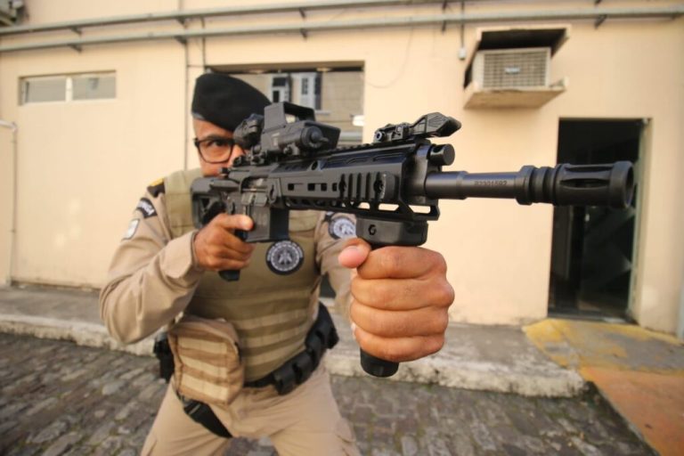 Guerra na Bahia: Governo entrega 590 fuzis e 1.075 pistolas para a Polícia Militar