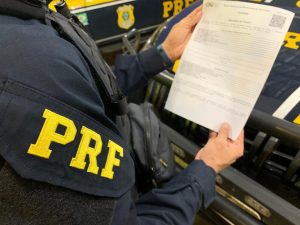 PRF apreende produtos de contrabando, executa mandado de prisão e recupera carro roubado em Vitória da Conquista