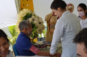 Feira de saúde da Unex promove atendimento gratuito em Vitória da Conquista