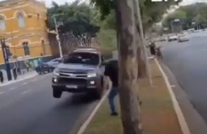 Vídeo: Viatura da Rota atinge casal em motocicleta durante celebrações de aniversário da tropa da PM