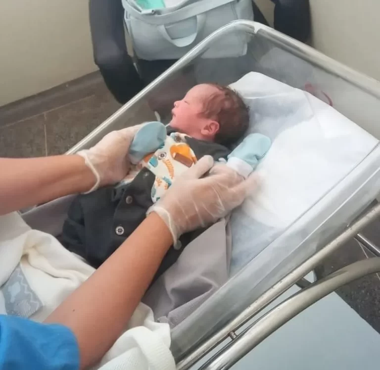 Bebê de 2 meses morre após procedimento de lavagens nasais na UPA de Salvador