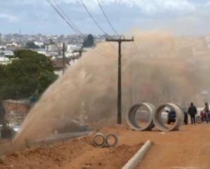 Vídeo: Incidente na Presidente Vargas rompe adutora e abastecimento é interrompido em Vitória da Conquista