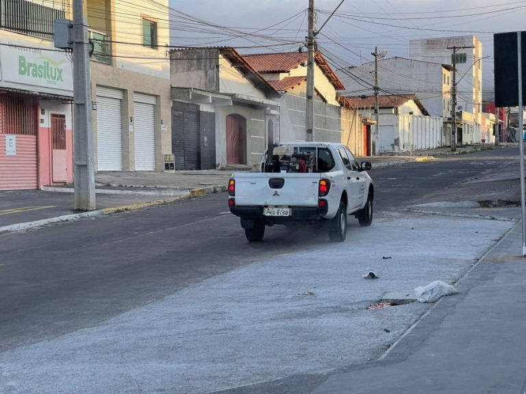 Veículos fumacê estão fazendo pulverização de inseticida em bairros de Vitória da Conquista