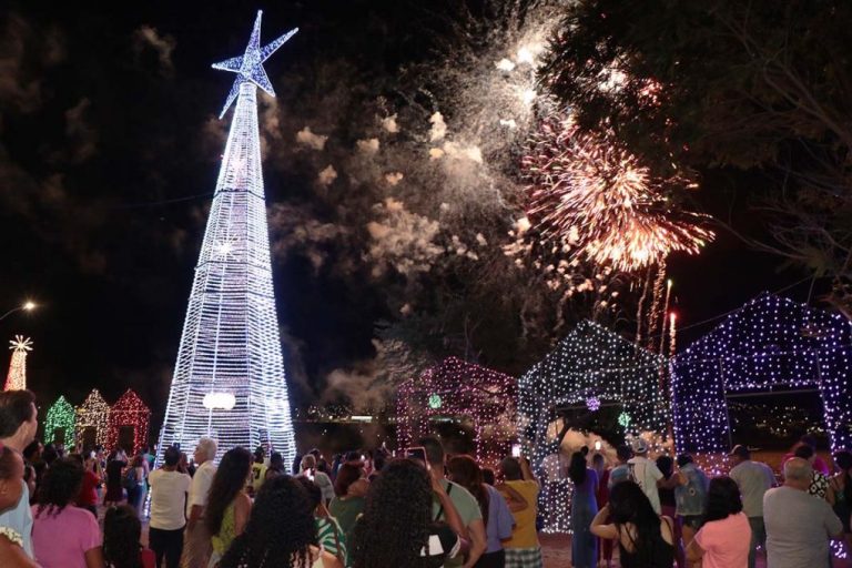 Prefeitura acende luzes natalinas do Parque da Lagoa das Bateias