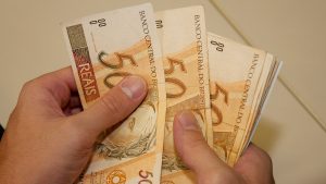 Lula assina reajuste no salário mínimo a partir de janeiro de 2024; Confira valor