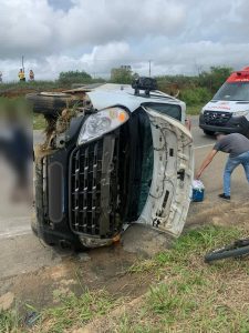Ambulância bate em barranco e capota na BA-262 ao desviar de carro na contramão