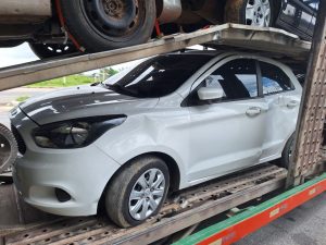 Após abordagem a caminhão cegonha, PRF encontra carro roubado no compartimento de carga