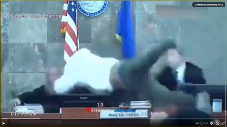 Impressionante: Vídeo mostra momento em que preso ‘voa’ e agride juíza em audiência