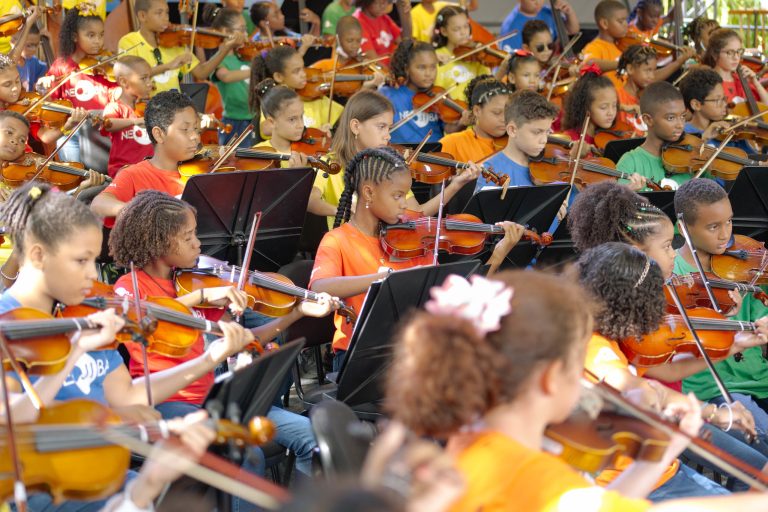 NEOJIBA oferece vagas gratuitas para crianças e adolescentes em Vitória da Conquista e outras cidades