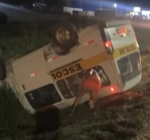 Susto: Van escolar com crianças capota na Lagoa das Flores em Conquista, assista vídeo