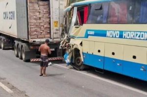 Ônibus da Novo Horizonte que vinha de BH para Vitória da Conquista se envolve em acidente