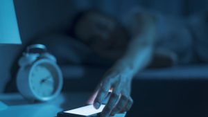Celular não deve carregar a noite toda? Veja três mitos sobre baterias
