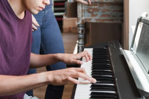 Coordenação de Cultura da UESB abre inscrições para aulas de piano em Vitória da Conquista