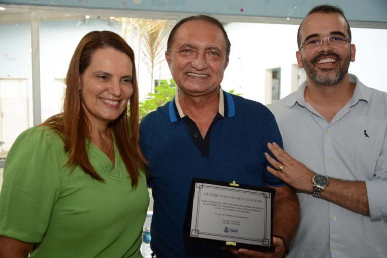 Secretaria Municipal de Saúde presta homenagem a Hildebrando Dantas que se aposenta como médico da Atenção Básica