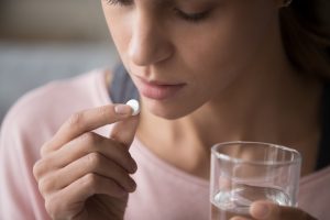 Água, café, suco ou refrigerante: como você toma medicamentos pode interferir na eficácia