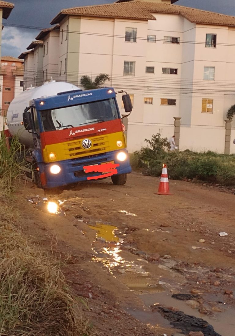 Caminhão carregado de gás fica atolado em valeta no Loteamento Porto Seguro