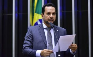 Projeto obriga lojas a vender apenas um pé de sapato para pessoas com deficiência