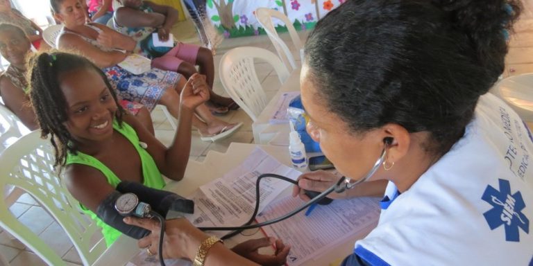 VIABAHIA oferece procedimento odontológico e outros serviços de saúde gratuitos no Miro Cairo em Vitória da Conquista